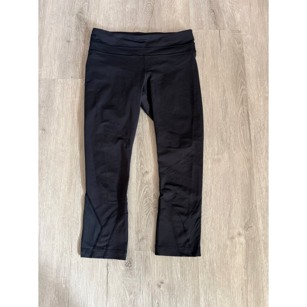 Pre-Loved Lululemon Wonder Under size 6 approximately 23in leg zipper in back